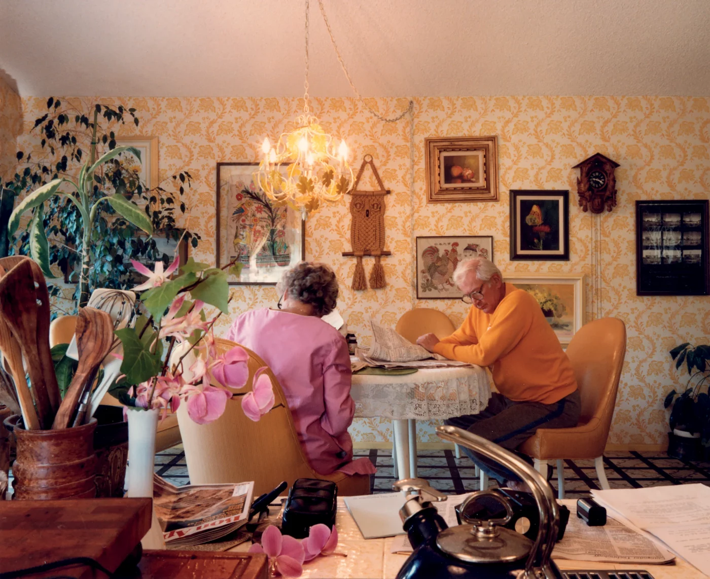 Fotografía de Larry Sultan titulada Reading at the Kitchen Table de su serie Pictures from Home