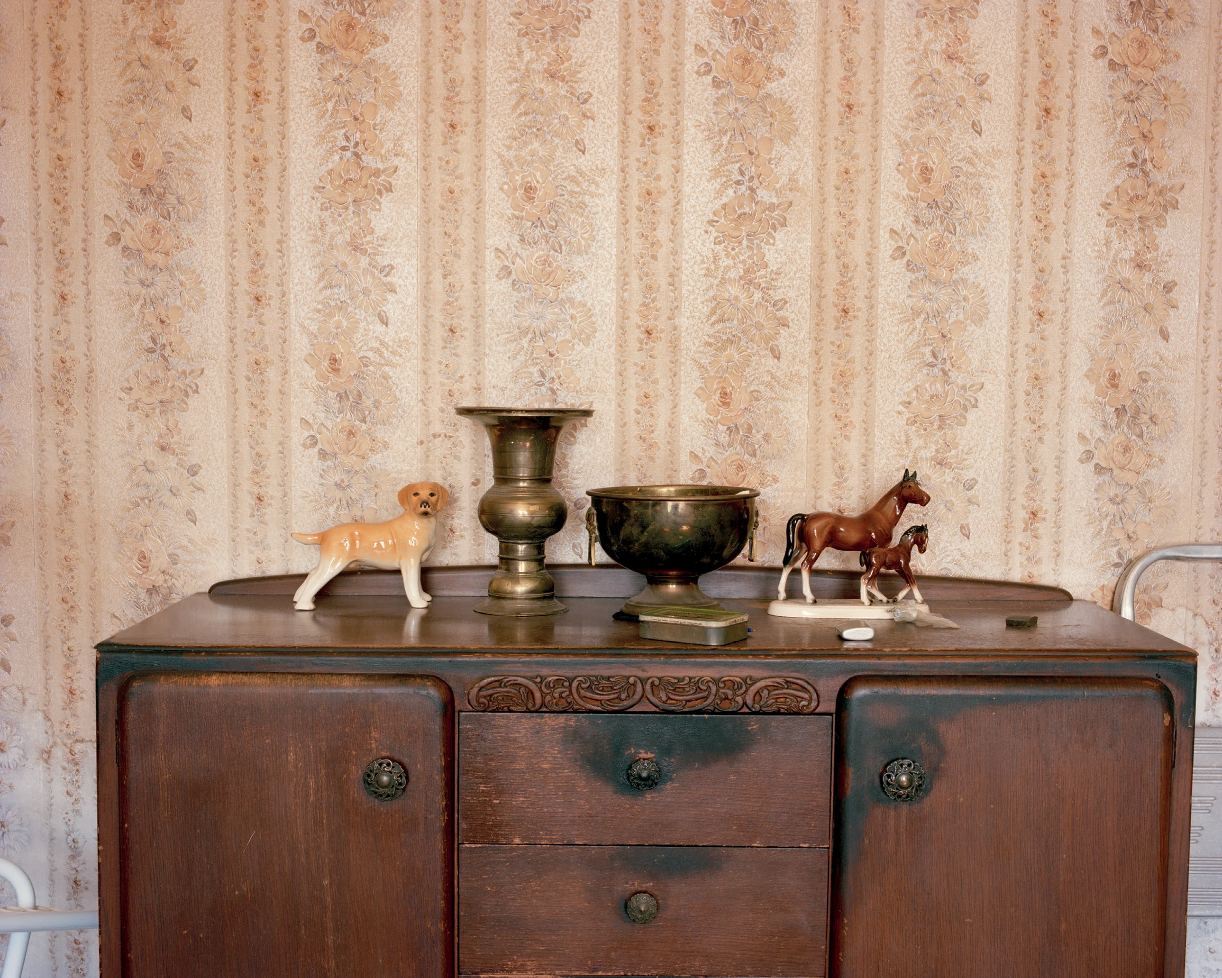 Fotografía de Laura Blight de un interior doméstico con dos estatuas de animales.