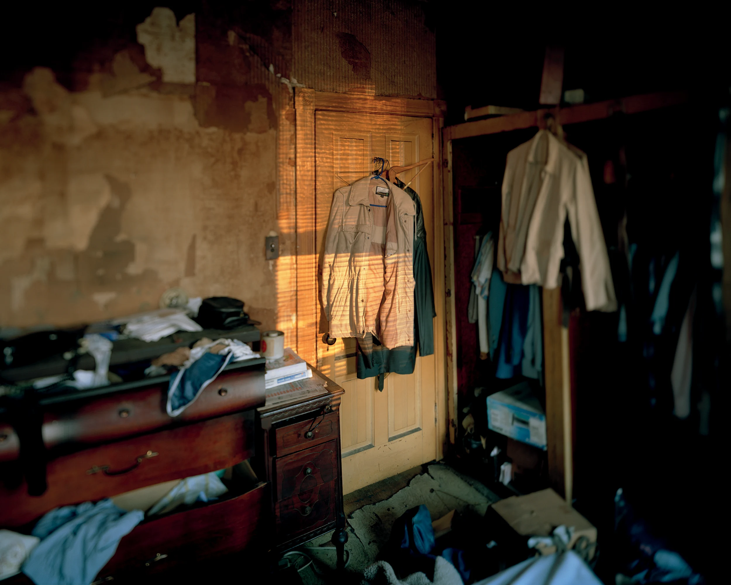 Fotografía de Jeffrey Stockbridge de un interior doméstico en la que se muestra una chaqueta colgada.