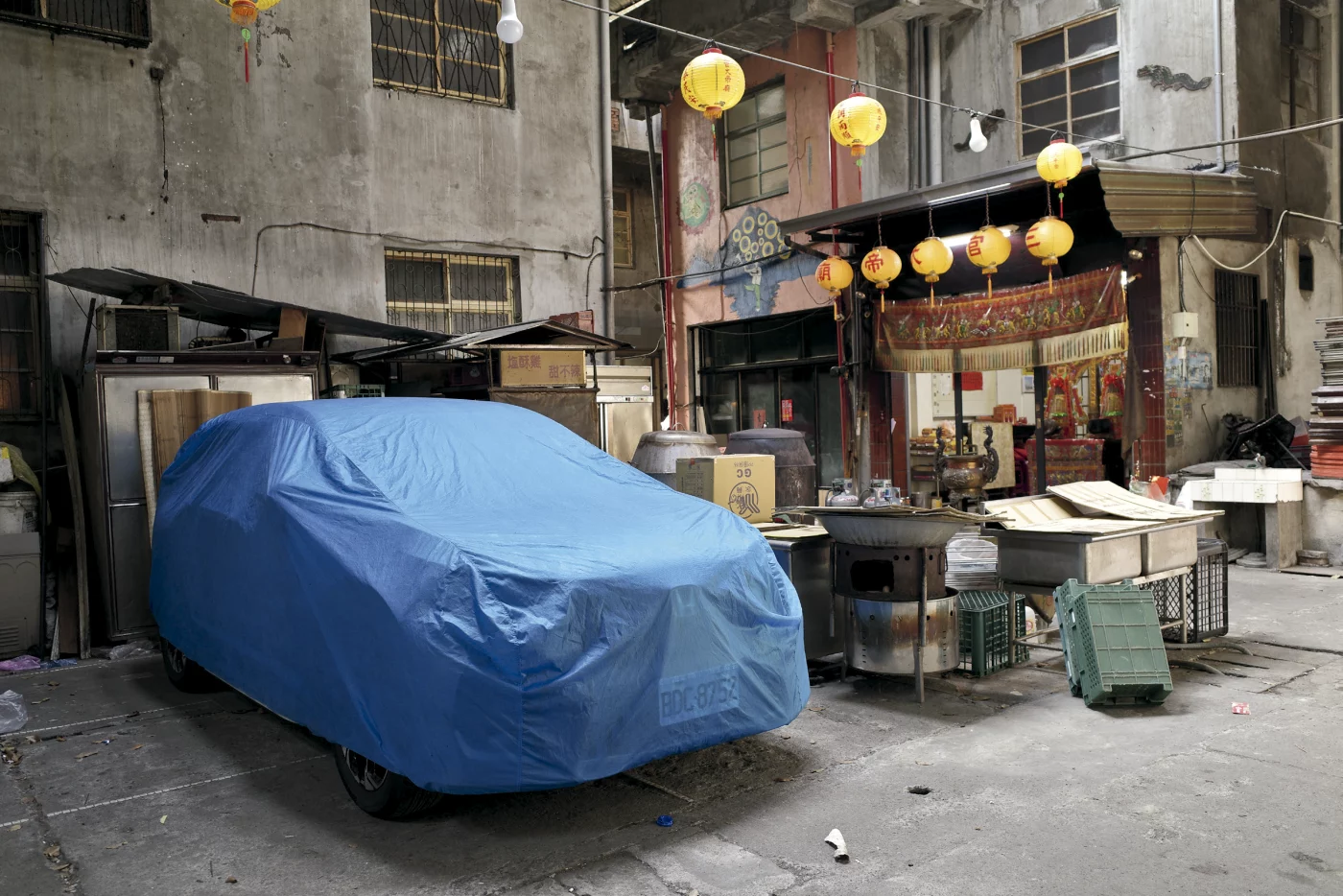 Sissi Kaplan. <em>Hong Kong #4</em>, from <em>Inflatables</em> series, 2022. Courtesy of the artist.